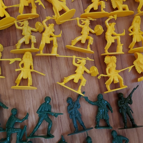 Vintage Lot Plastic Military Figures Native Americans Cowboys Play Mat Cake Top - Picture 12 of 13